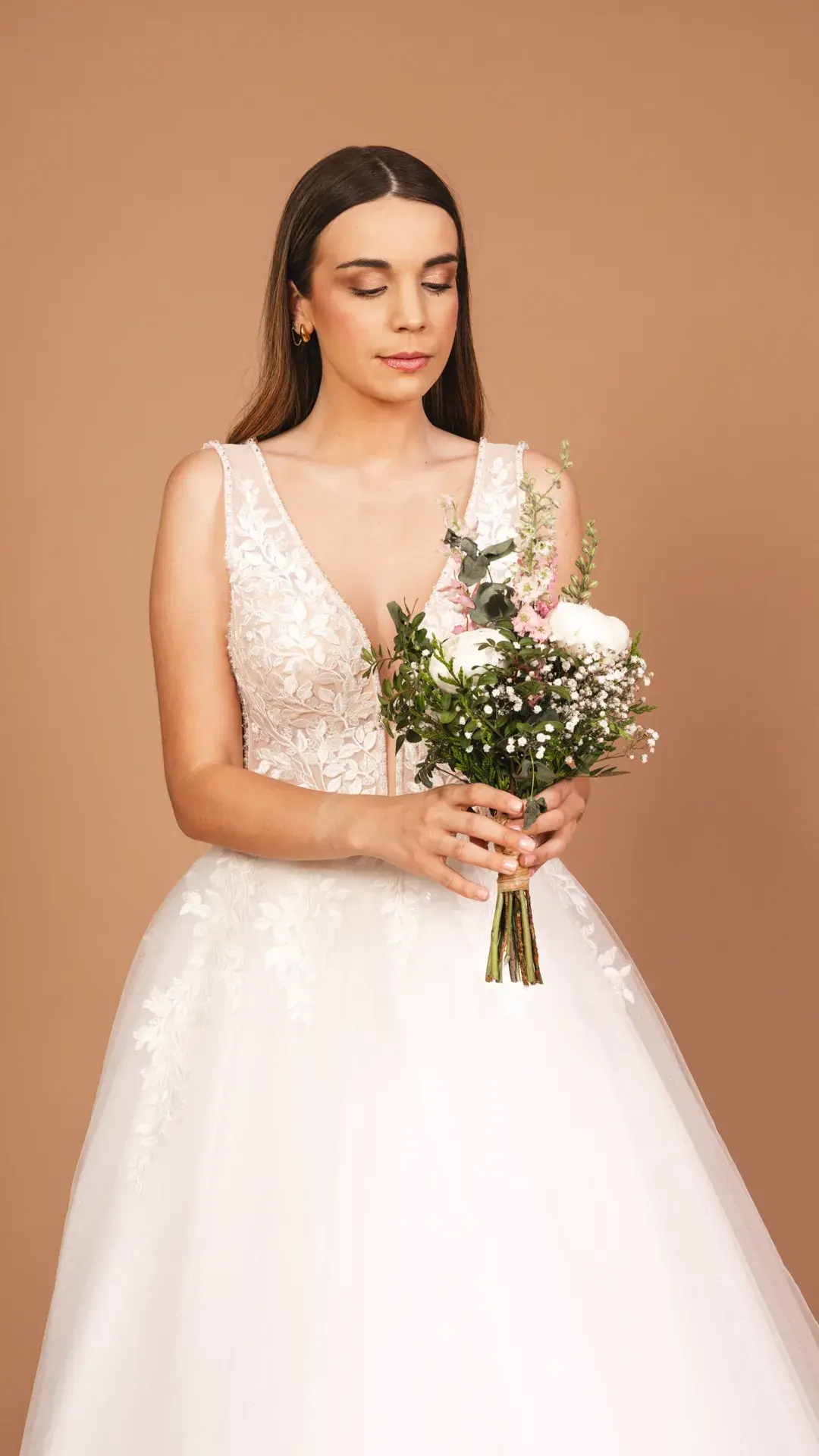 Vestidos de novia con pedrería y detalles artesanales en Alicante